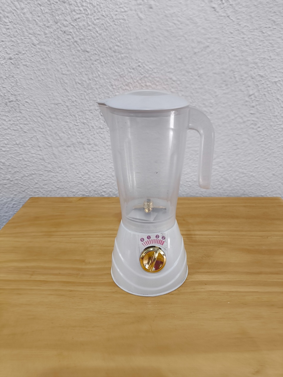 Mini Liquidificador Branco E Dourado  - Baloesfeitosdesonhos 