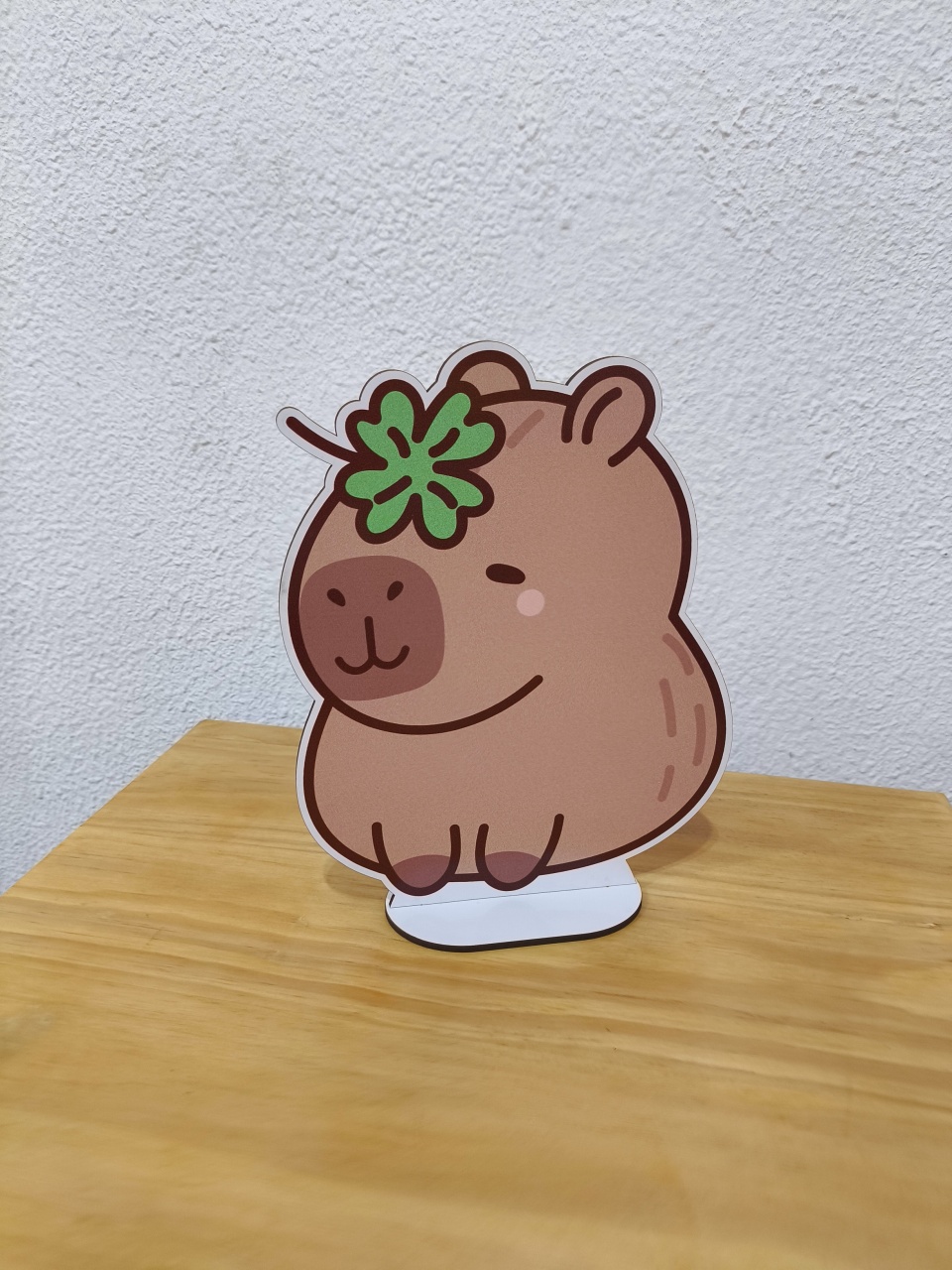 Display Simples Capivara Com Trevo - Baloesfeitosdesonhos 