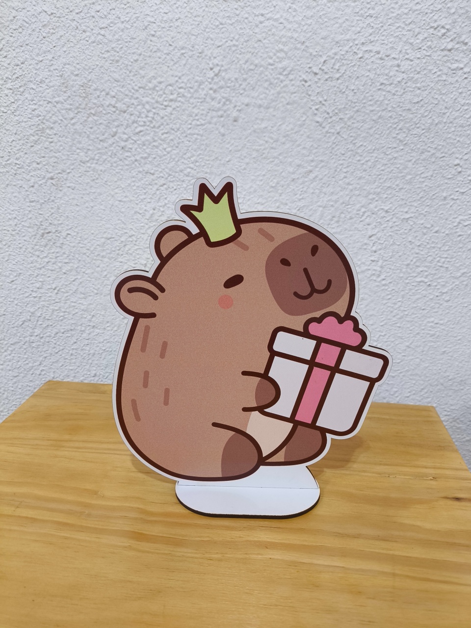 Display Simples Capivara Com Presente  - Baloesfeitosdesonhos 