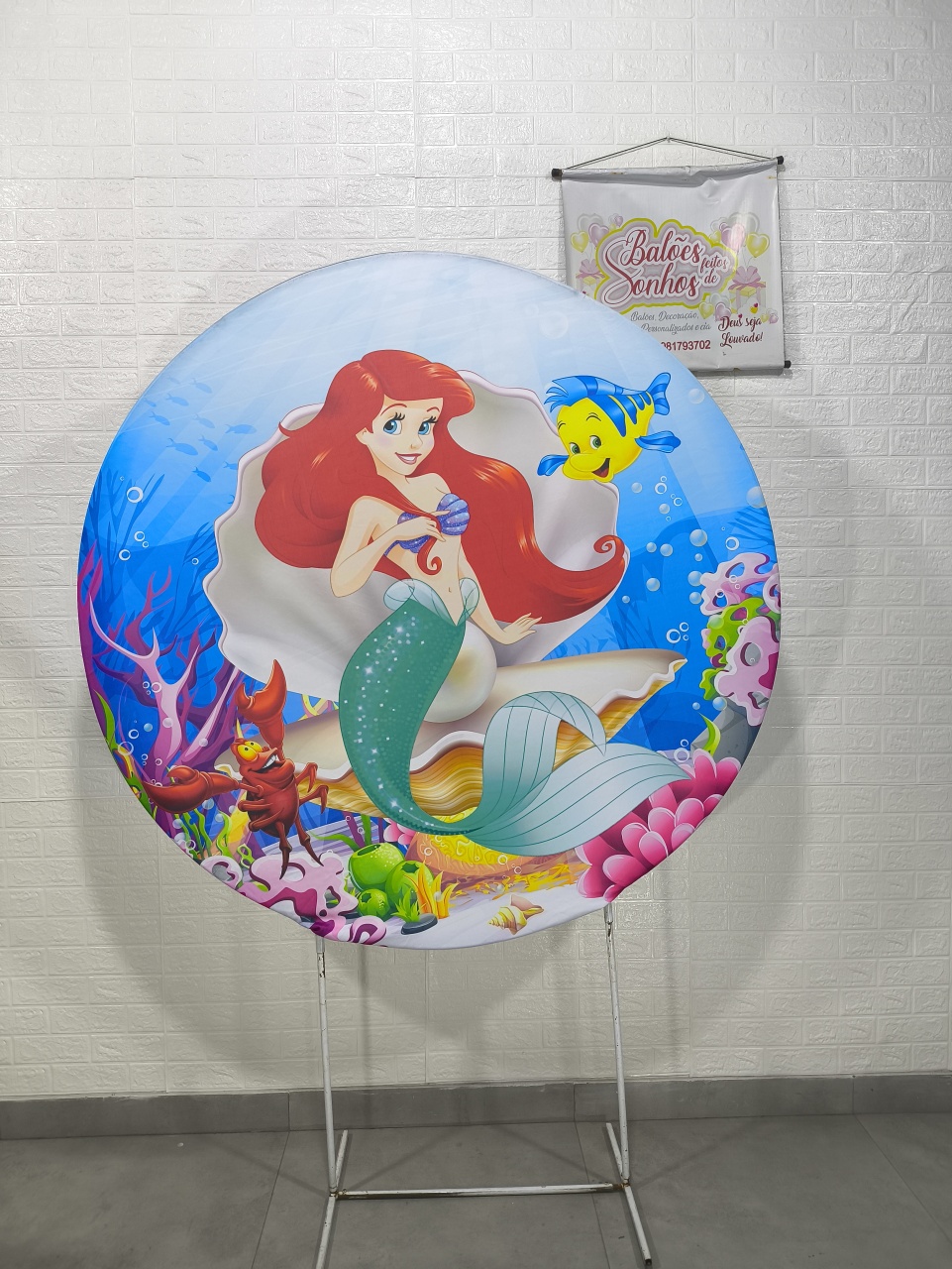Painel Redondo Ariel2 Fundo Azul 150X150 - Baloesfeitosdesonhos 