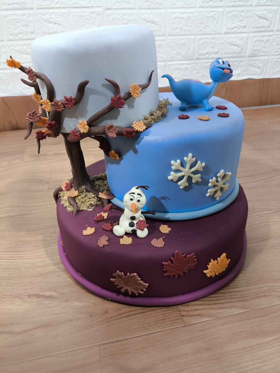 Bolo Fake 3D Bisqui Frozen - Baloesfeitosdesonhos 