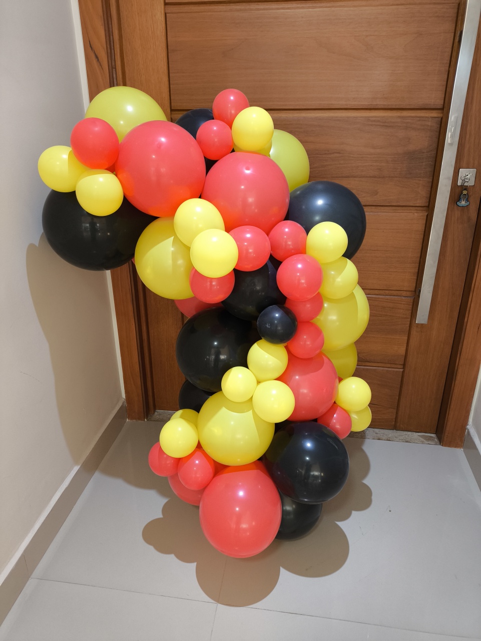 Mini Arco de Bexiga Preto Vermelho E Amarelo - Baloesfeitosdesonhos 