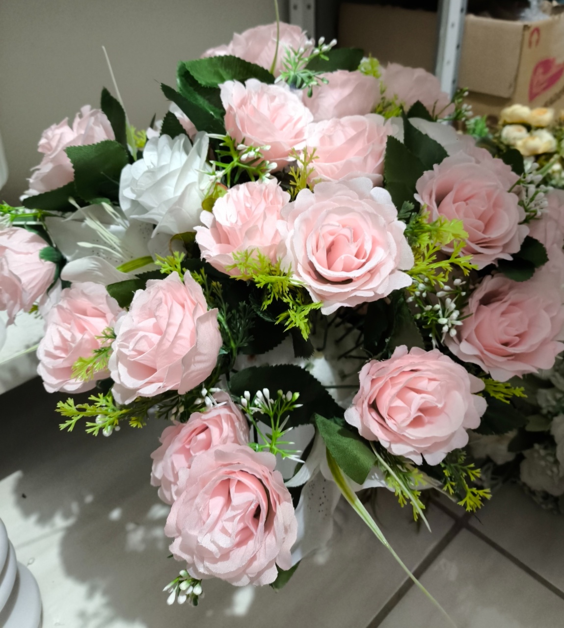 Arranjo Rosa Bebê E Branca C Lírios Grande  - Baloesfeitosdesonhos 