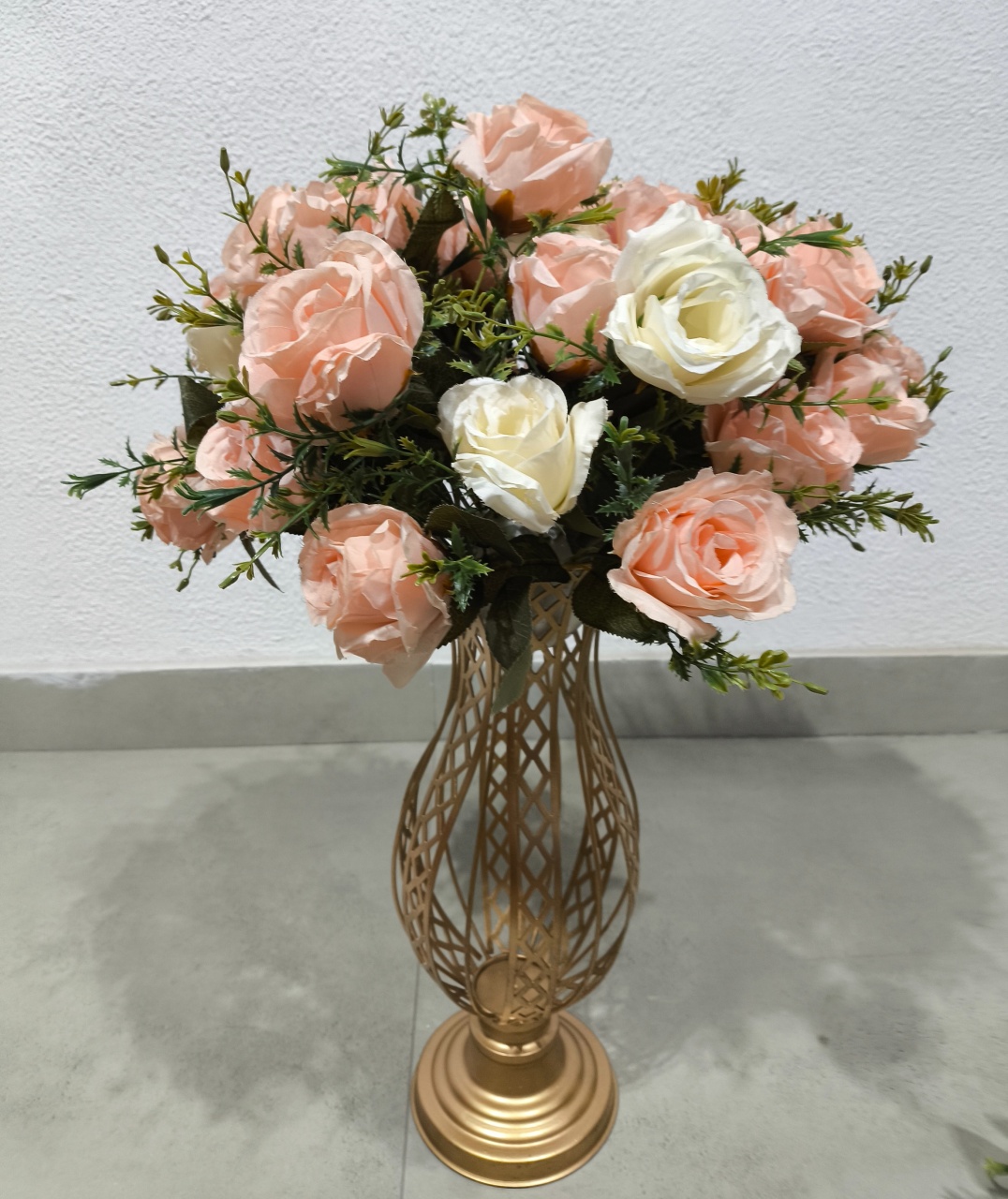 Arranjo de Flores Bege Com Salmão -G - Baloesfeitosdesonhos 