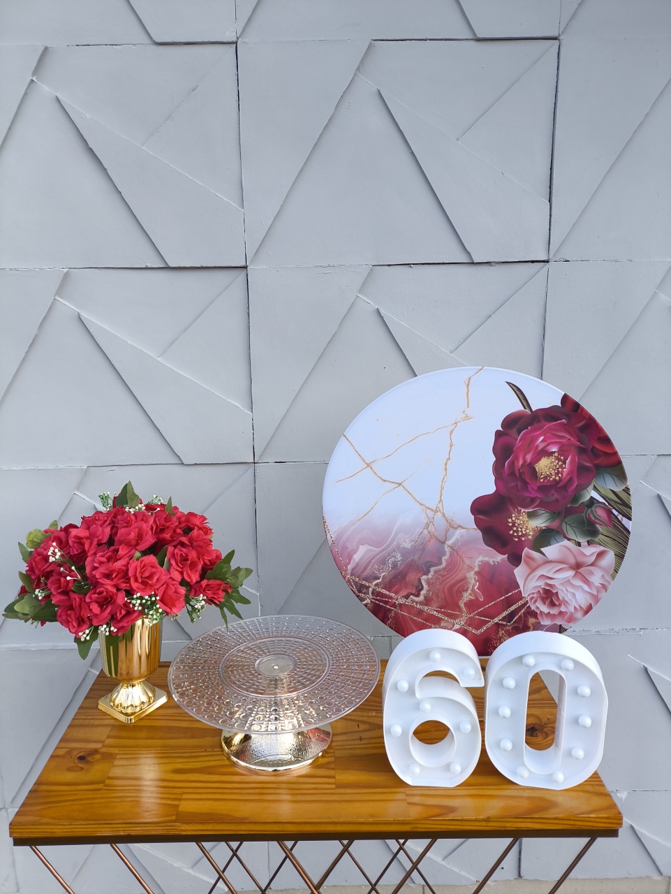 Kit Festa Na Mesa Floral Vinho Painel+ Boleira E 3 Itens Decorativos - Baloesfeitosdesonhos 