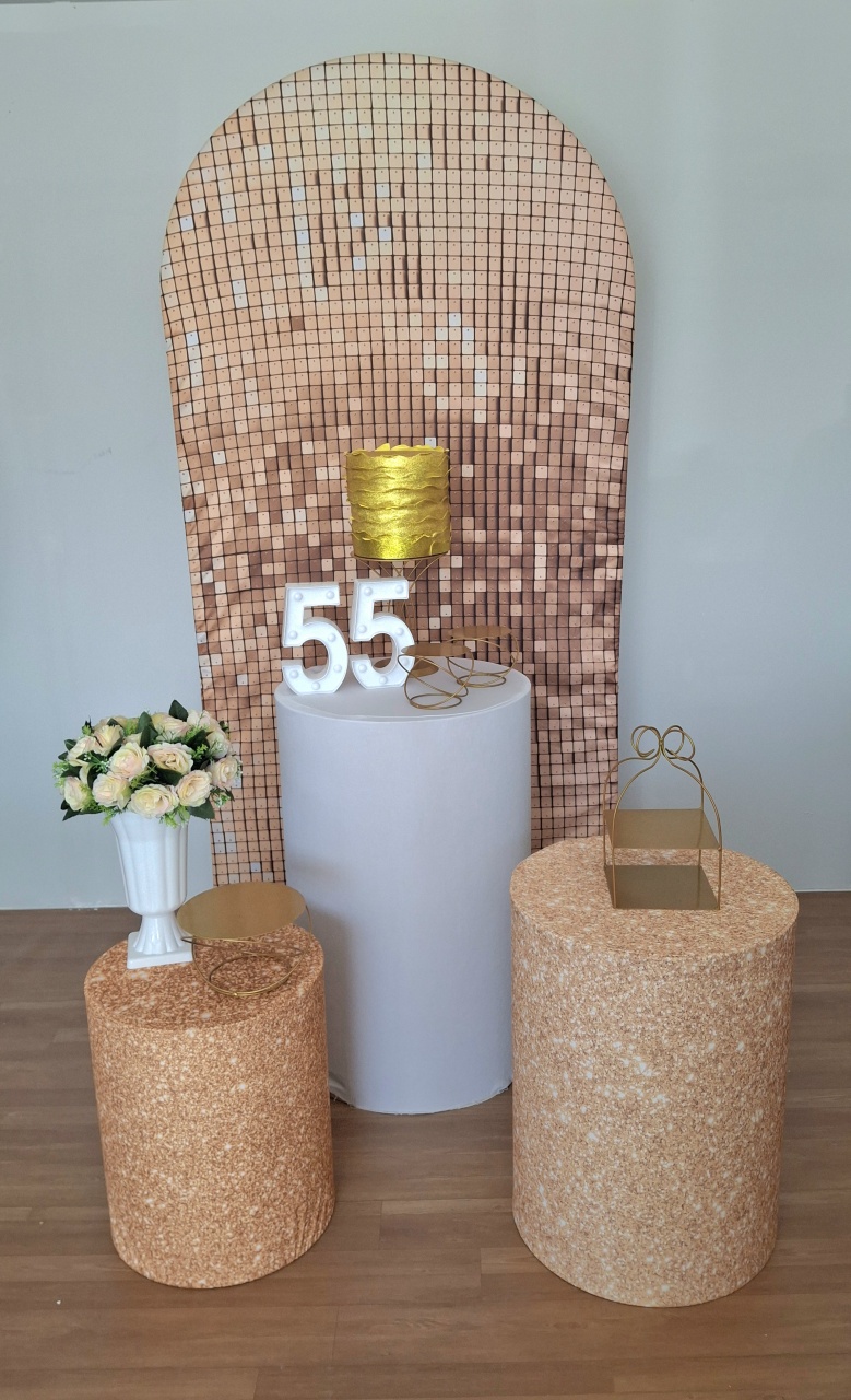 Painel Dourado E Cilindros - FESTEJAR PEGUE E MONTE E BALÕES