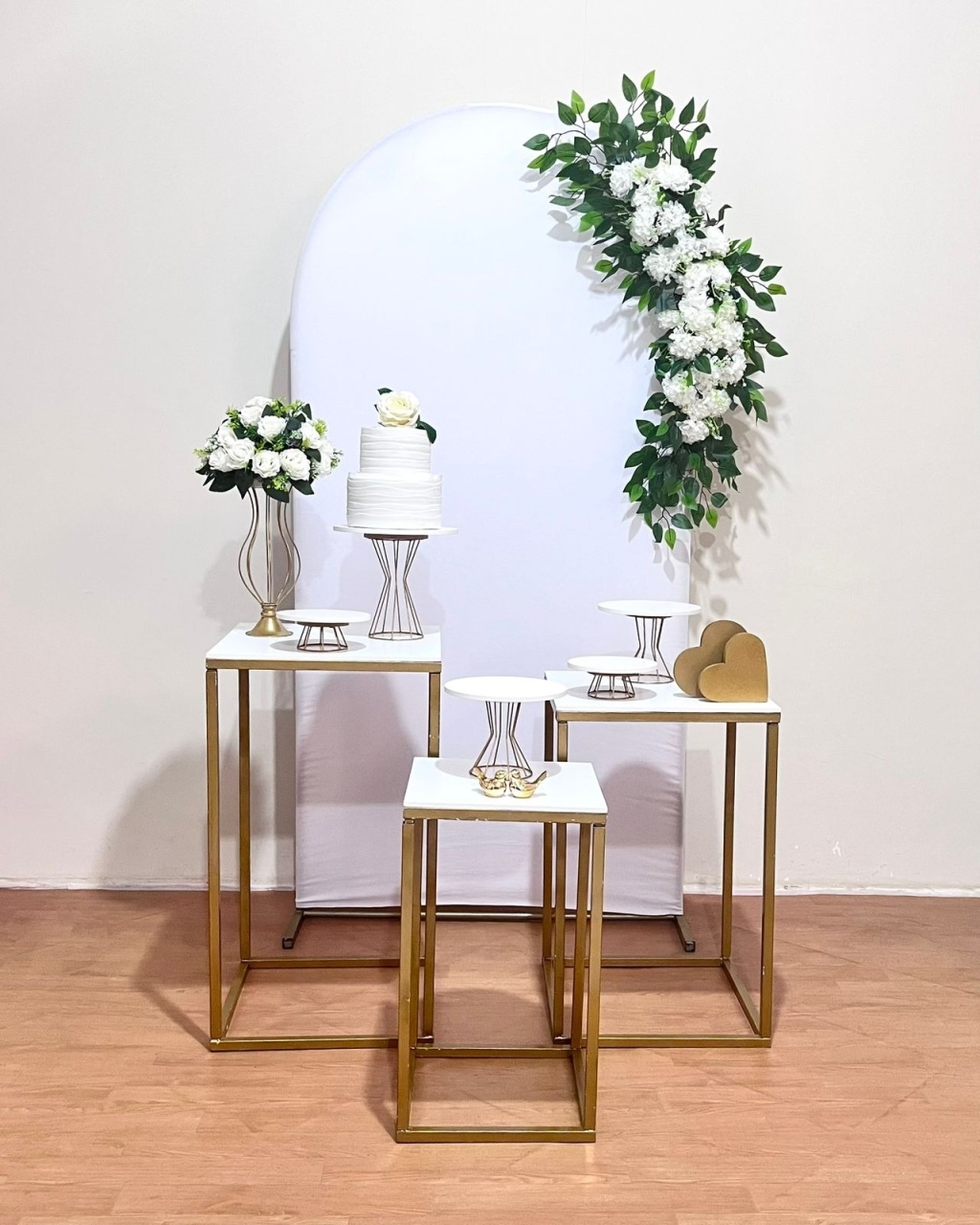 Composição Branco Com Aplique Floral  - FestAí Pegue Monte