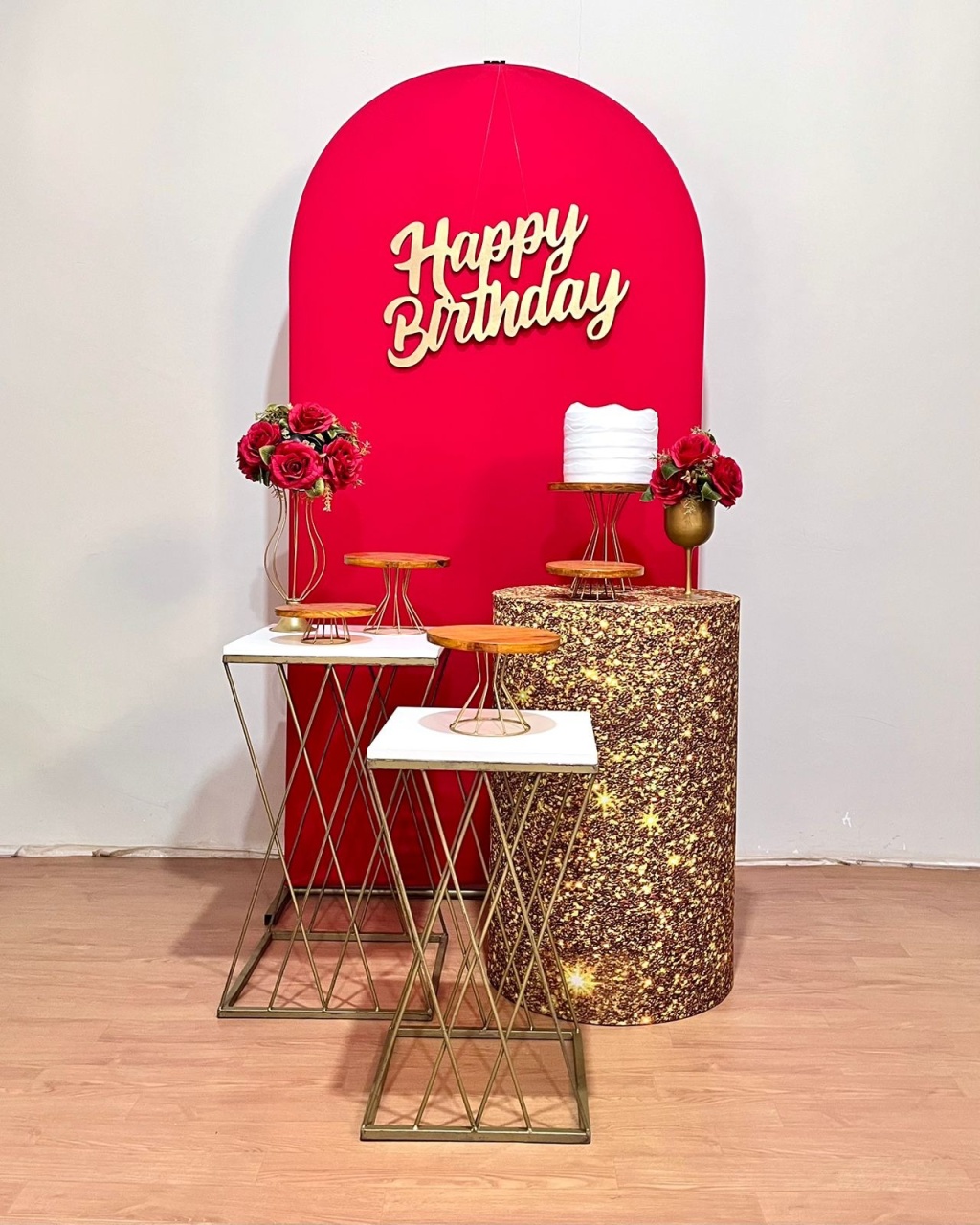 Kit Happy Bday Vermelho E Dourado - Composição Com Mesas Treliças E Cilindro - FestAí Pegue Monte