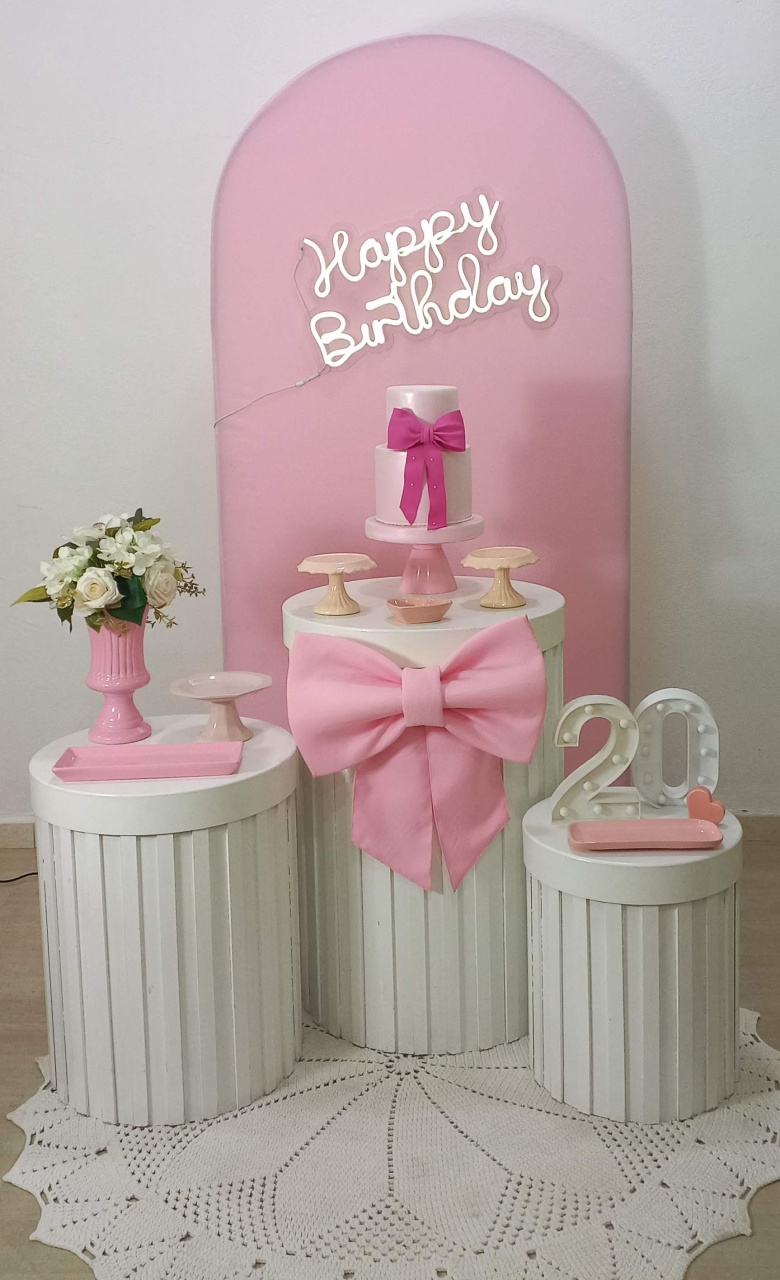 Romano Rosa Com Branco Com Laco E Placa Led  - Decorar  Festas e Locacoes