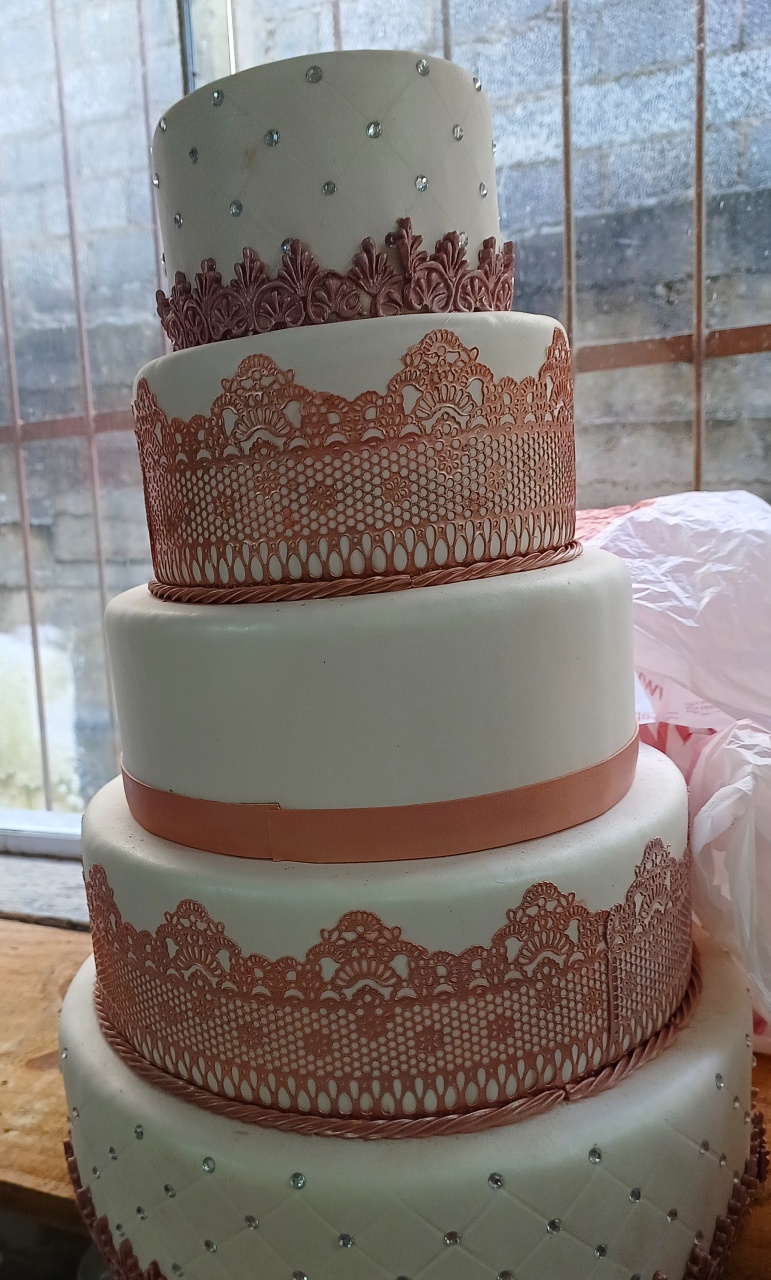 Rose Com Branco  - maequerofestalocacoesbq