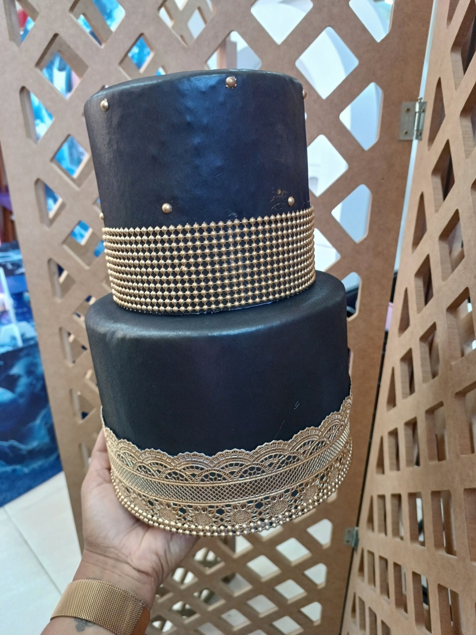 Preto Com Dourado  - maequerofestalocacoesbq