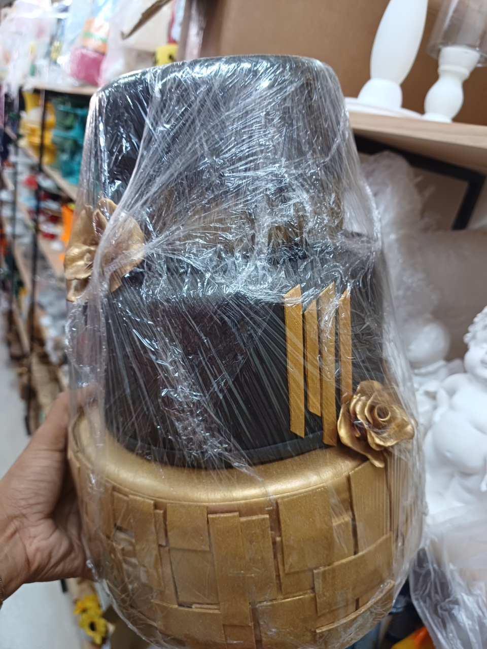 Preto Com Dourado  - maequerofestalocacoesbq