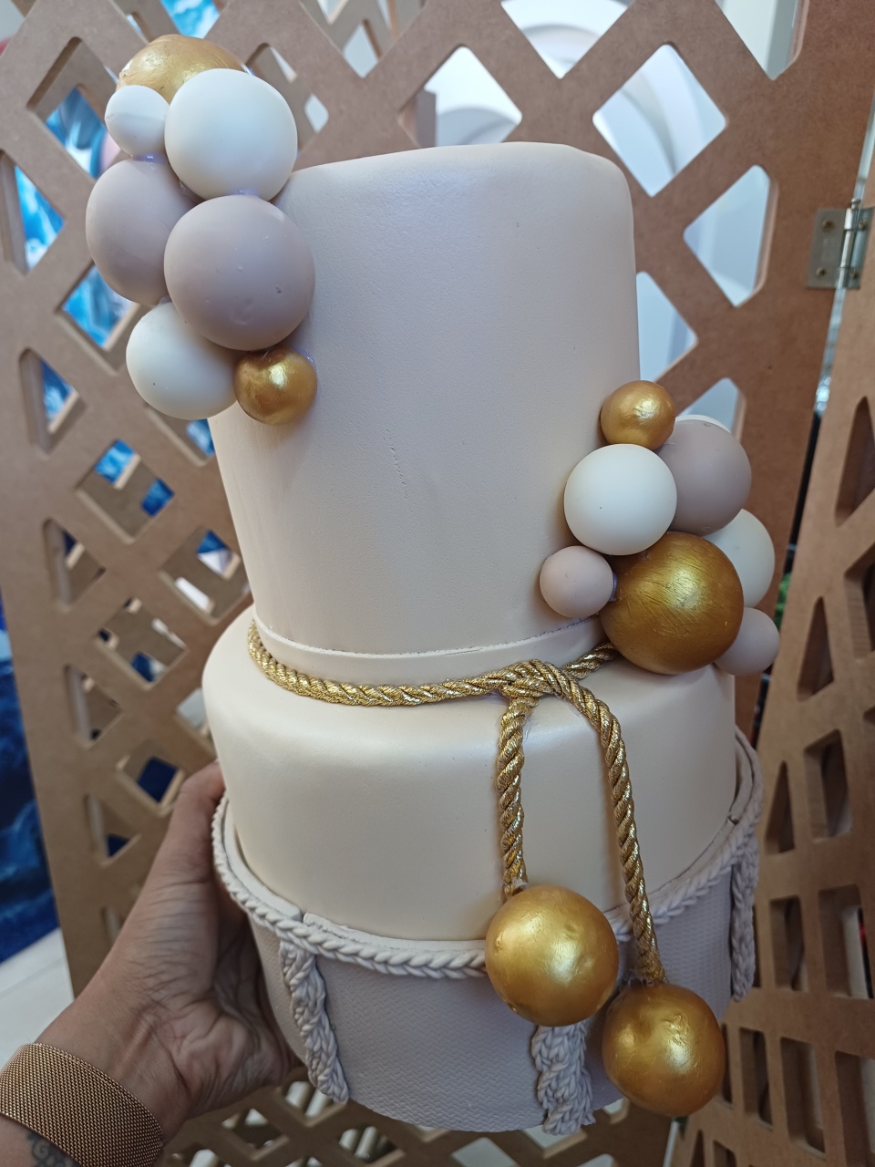 Bege Com Dourado  - maequerofestalocacoesbq