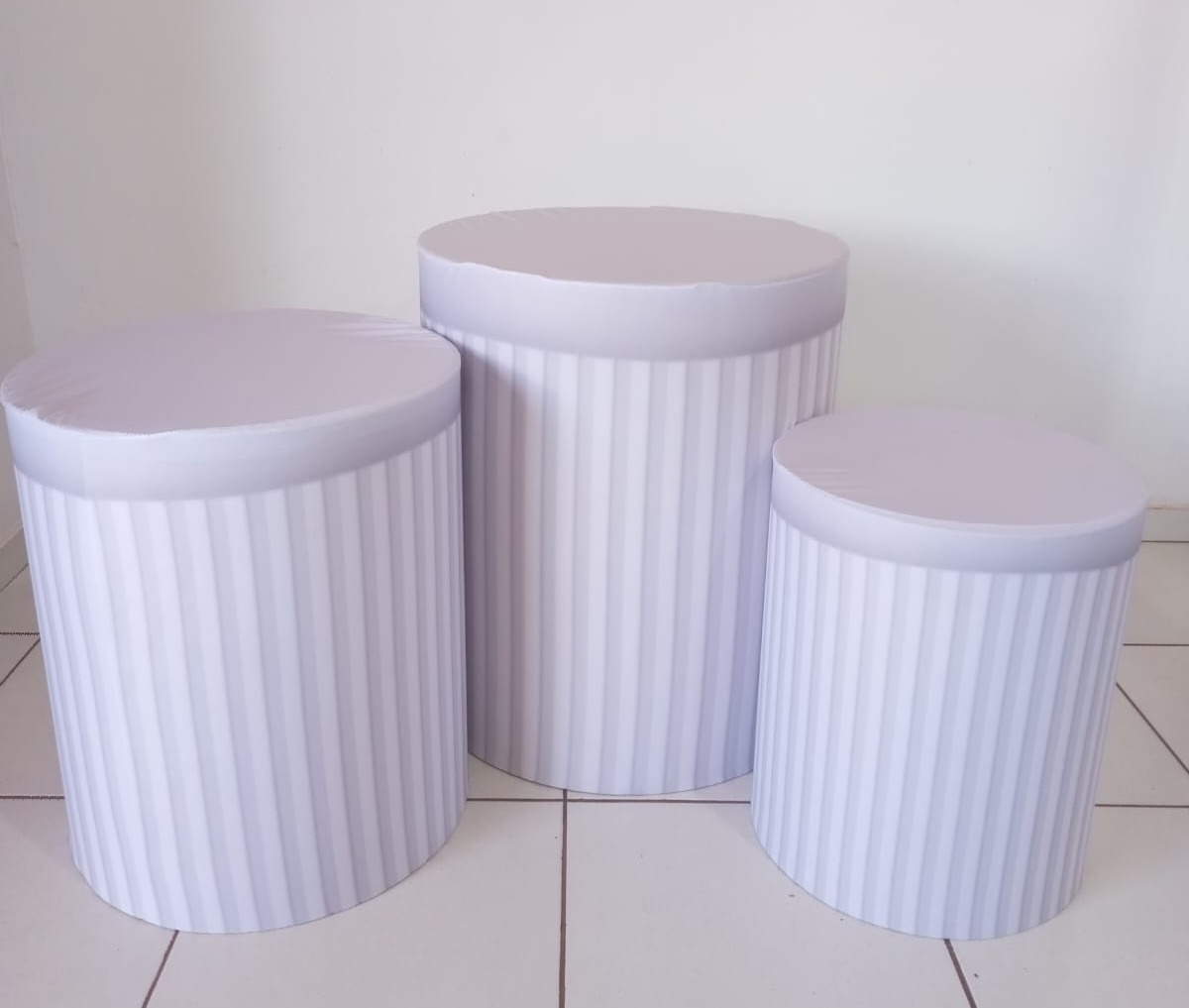 Trio de Cilindros Tecido Ripado Branco  - Mimo e Arte Decor e Locações 