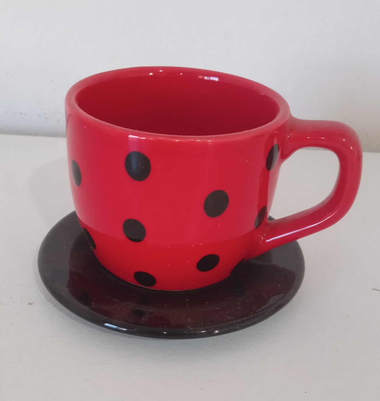 Xícara Em Louça Na Cor Vermelha  - Mimo e Arte Decor e Locações 