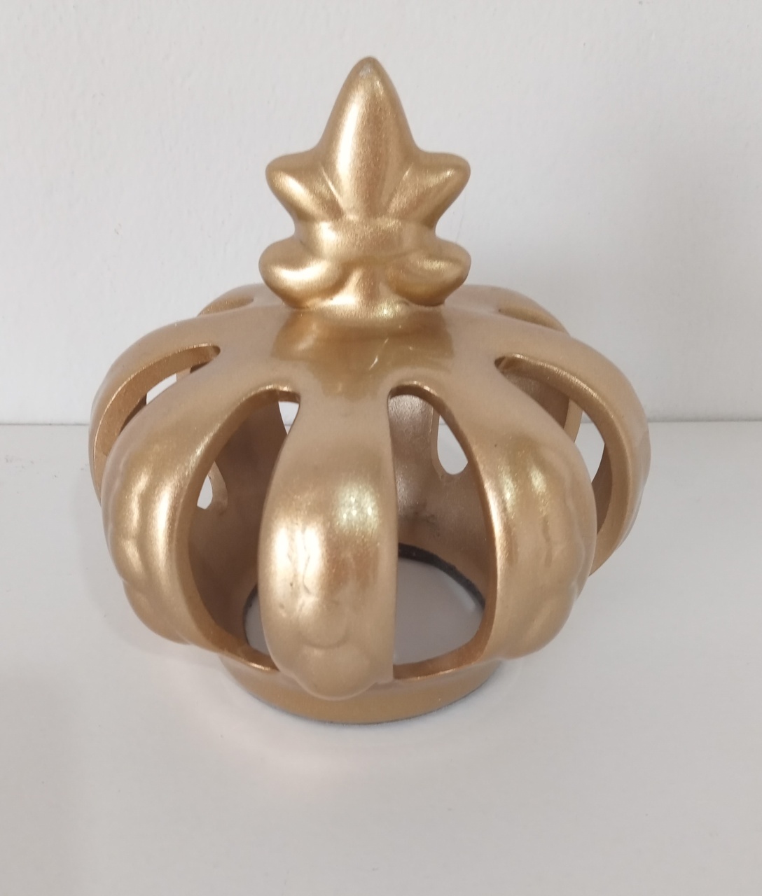 Coroa Dourada de Louça - Mimo e Arte Decor e Locações 