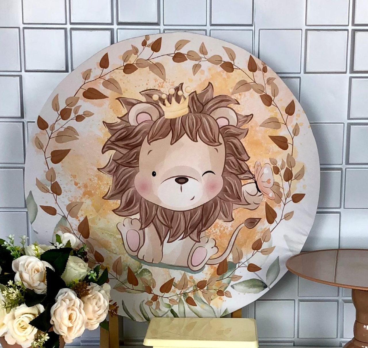 Capa Painel Redondo 50Cm - Leãozinho - CAMILA TONON LOCAÇÕES