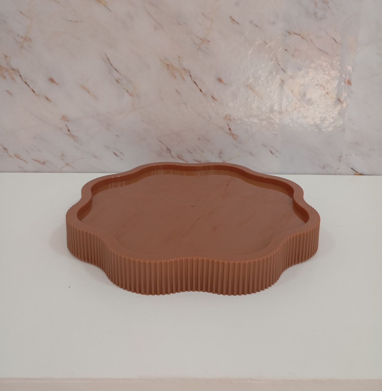 Bandeja Baixa Flor Mocha Mousse - Greicy Art´s Decor