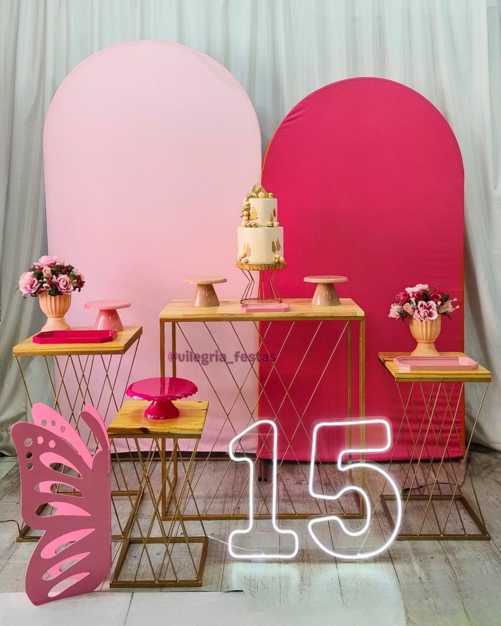 Composição Pink E Rosa Claro Romanos Mesa de Ferro Borboleta - Vilegria Festas