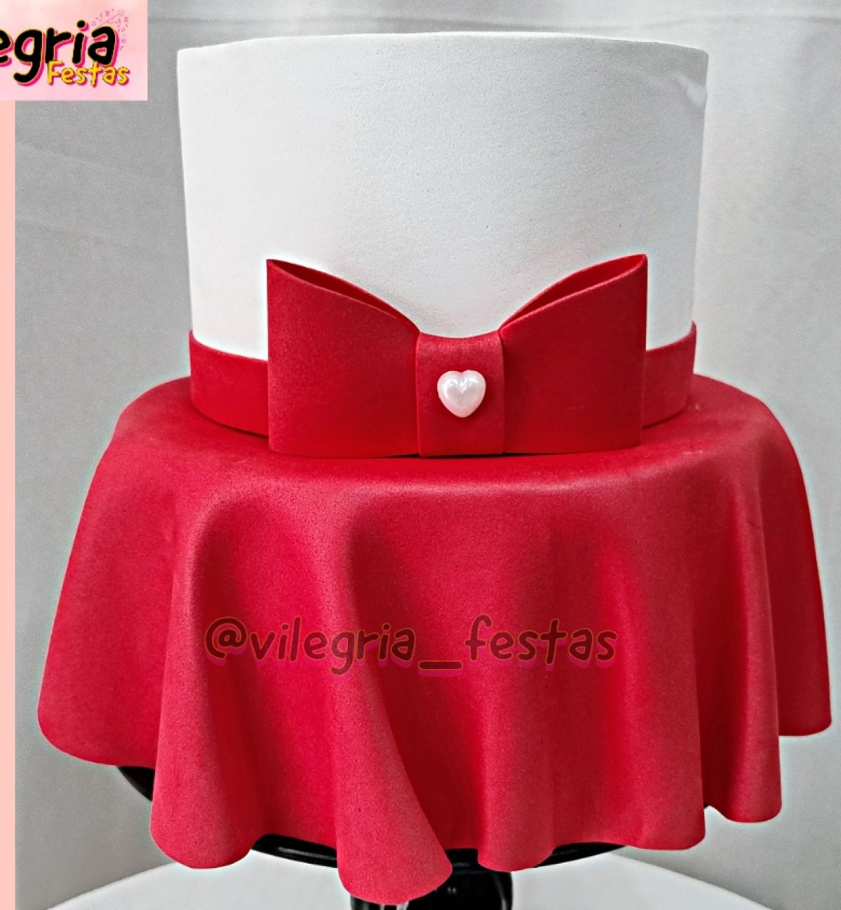 Bolo Fake 2And Branco Com Vermelho - Vilegria Festas