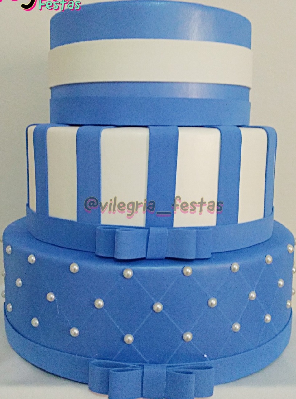 Bolo Fake 3 and Azul Royal Com Branco - Vilegria Festas