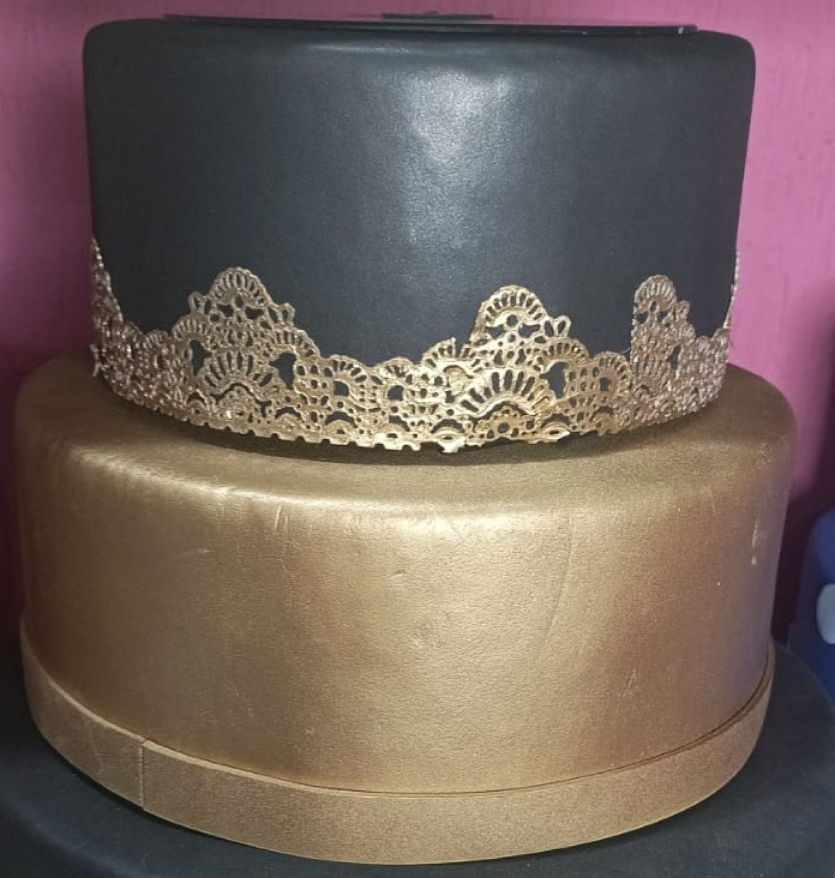 Bolo Fake 2And Preto Com Dourado - Vilegria Festas