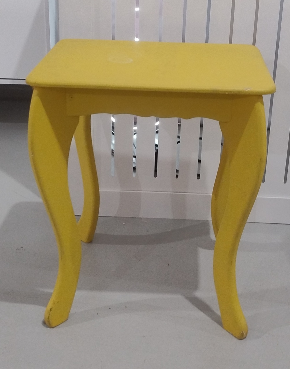 Mini Cômoda Amarela Aparador - Vilegria Festas