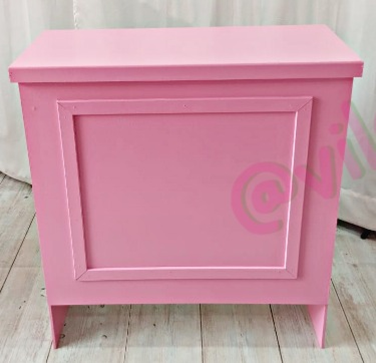 Cômoda Boiserie Rosa Chiclete - Vilegria Festas
