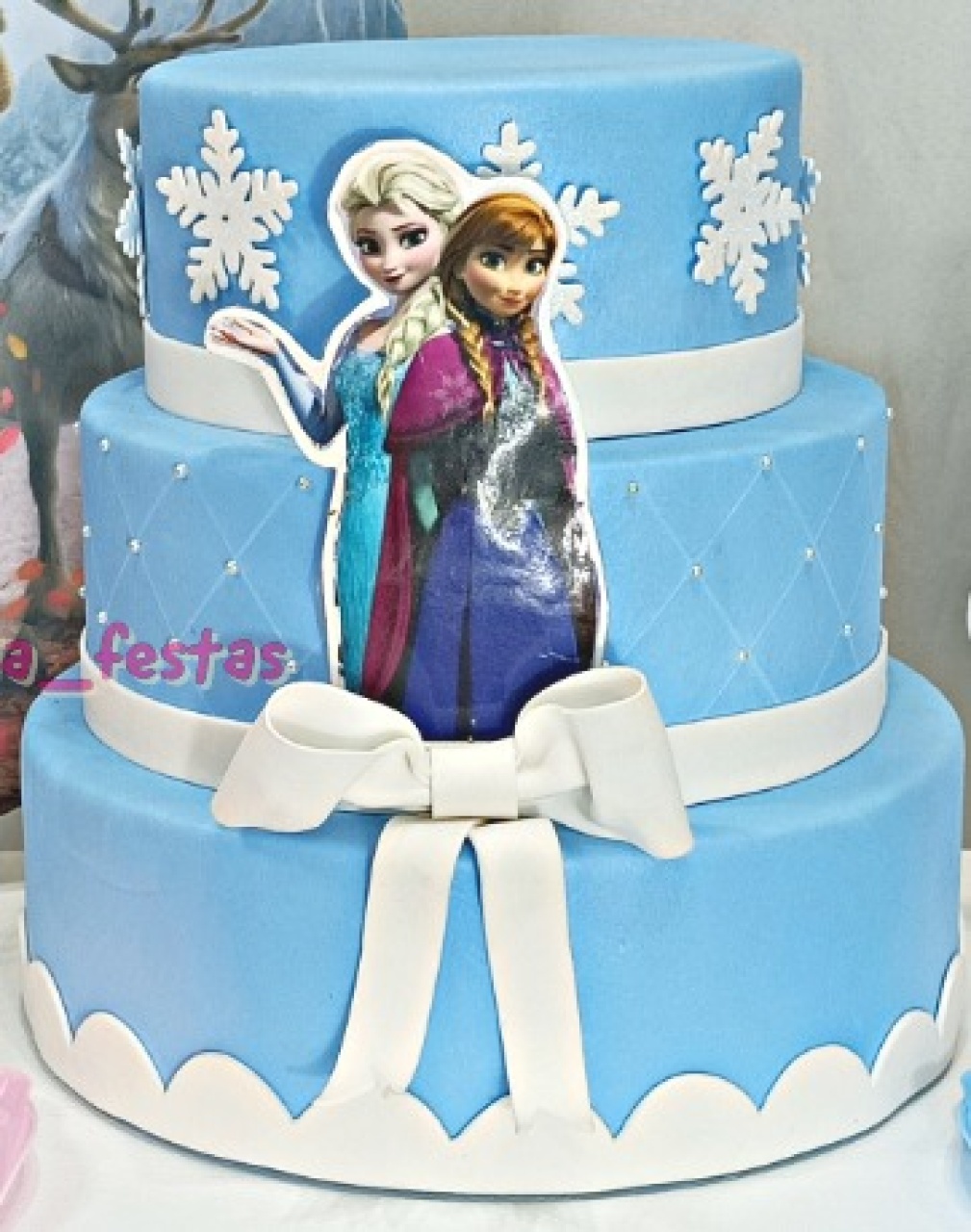 Bolo Fake 3 and Frozen - Vilegria Festas