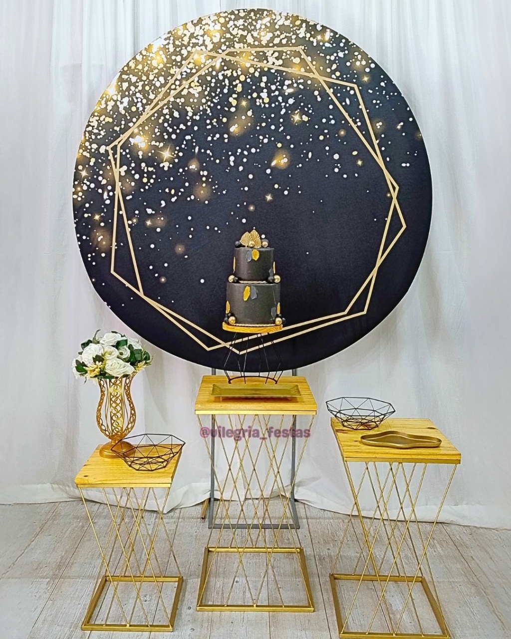 Composição Preto Com Dourado - Vilegria Festas