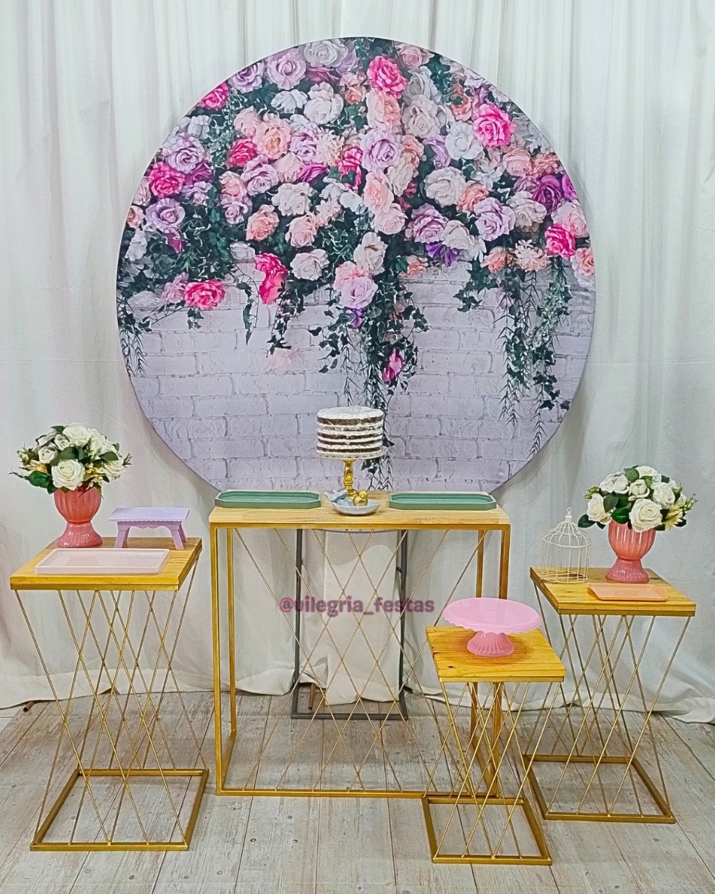 Composição Muro Com Rosas Pendentes - Vilegria Festas