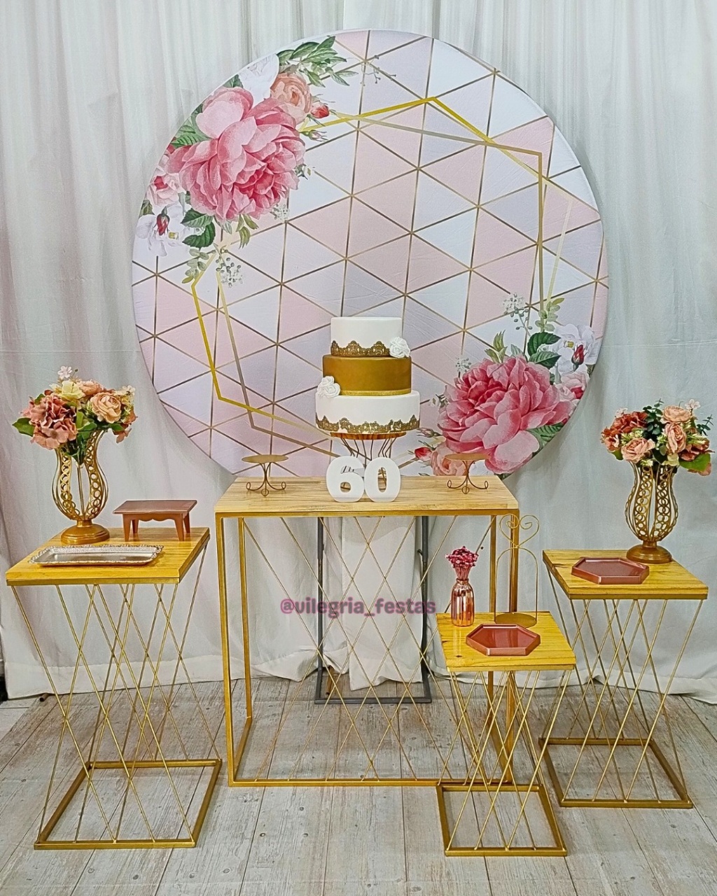 Composição Branco, Rosa E Triângulos - Vilegria Festas