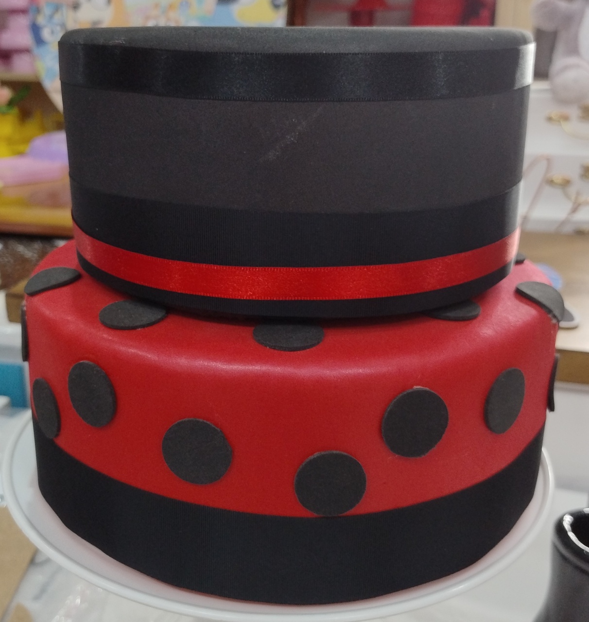 Bolo Fake 2And Preto Com Vermelho  - Vilegria Festas
