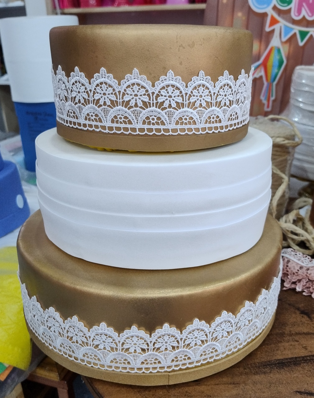 Bolo Fake 3 and Dourado  E Branco Renda  - Vilegria Festas