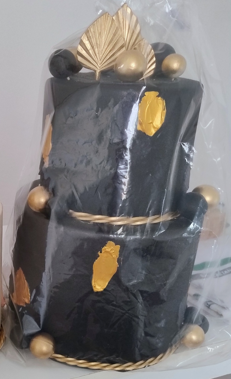 Bolo Fake 2And Luxo Preto Com Dourado - Vilegria Festas