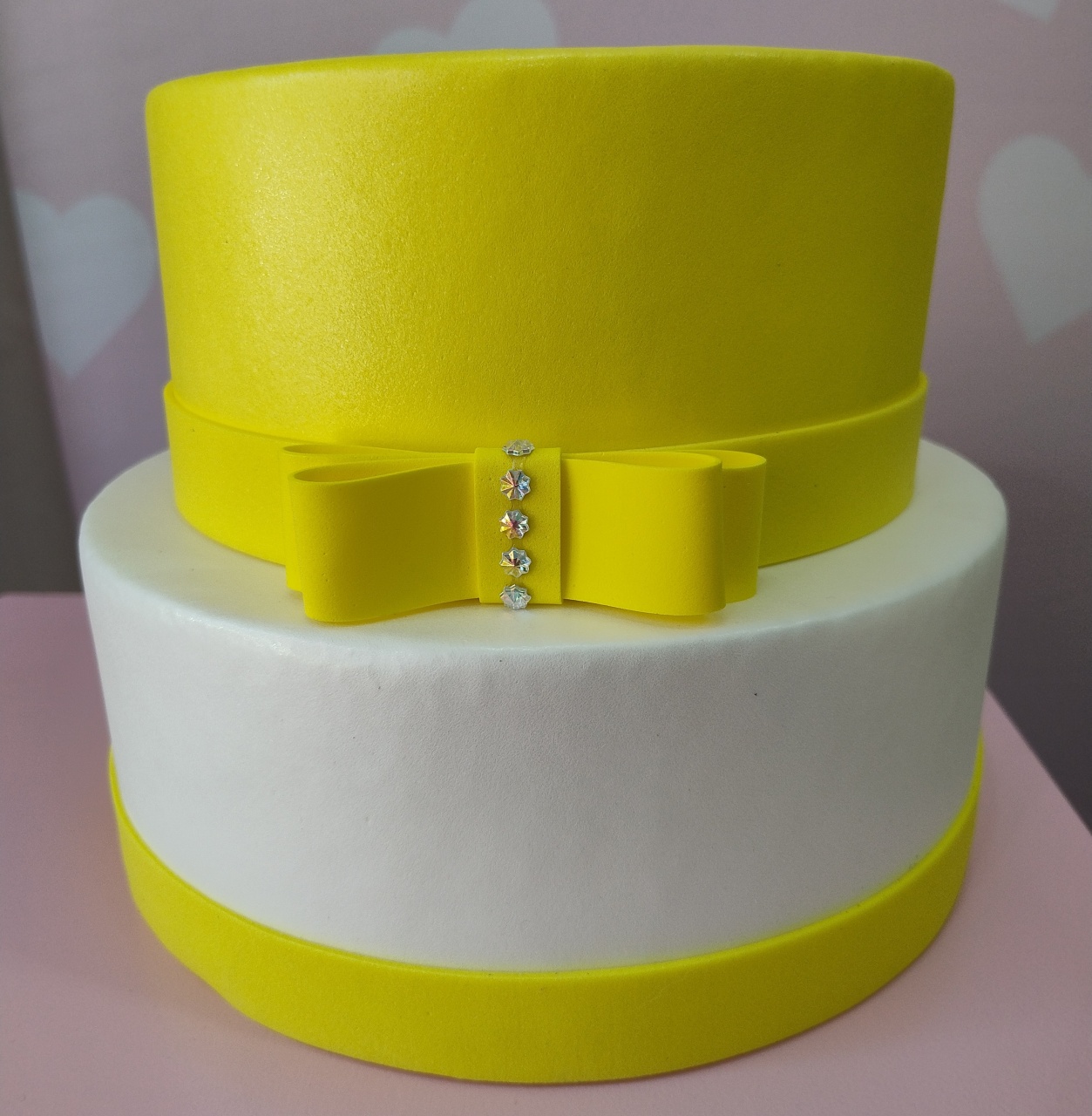 Bolo Fake 2And Branco Com Amarelo  - Vilegria Festas