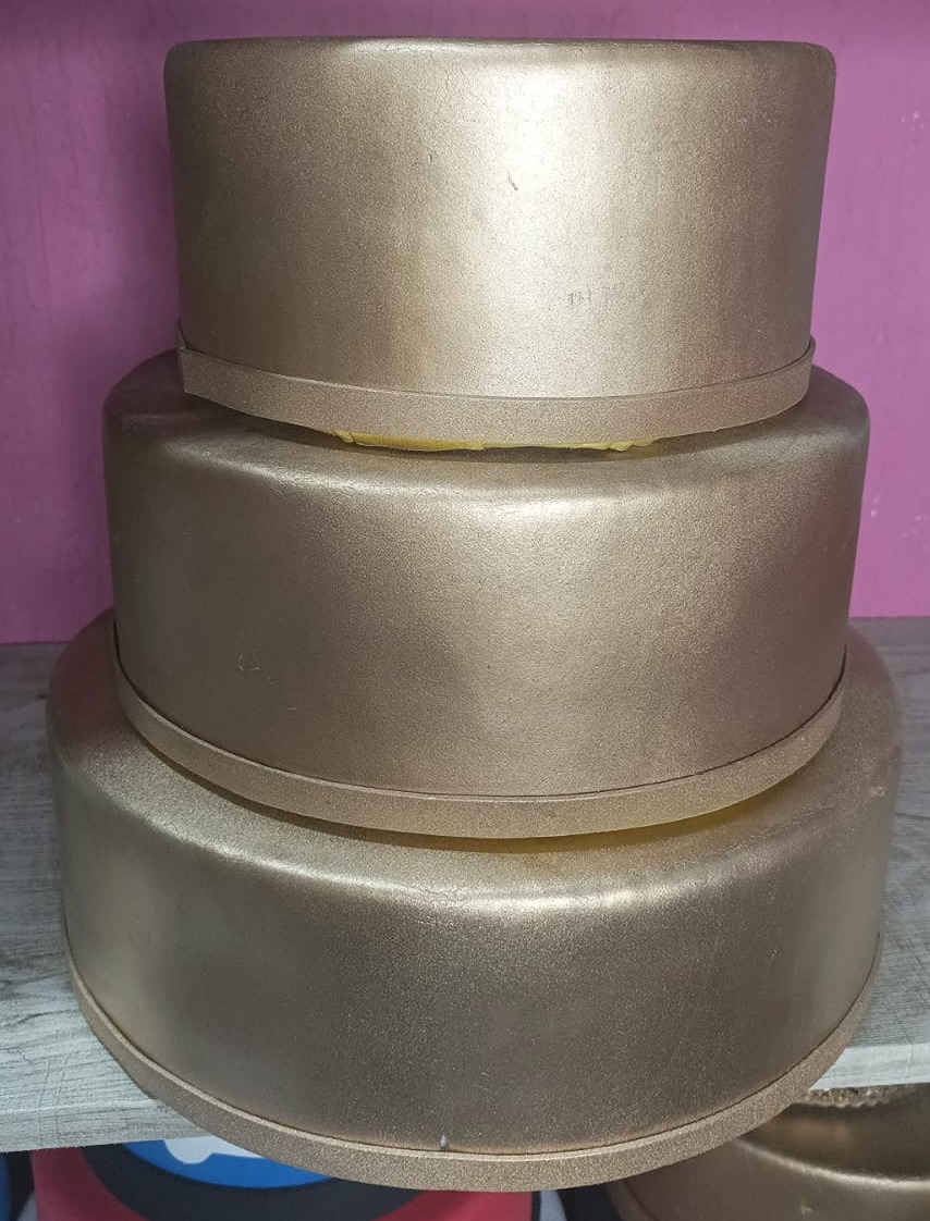 Bolo Fake 3 and Dourado - Vilegria Festas