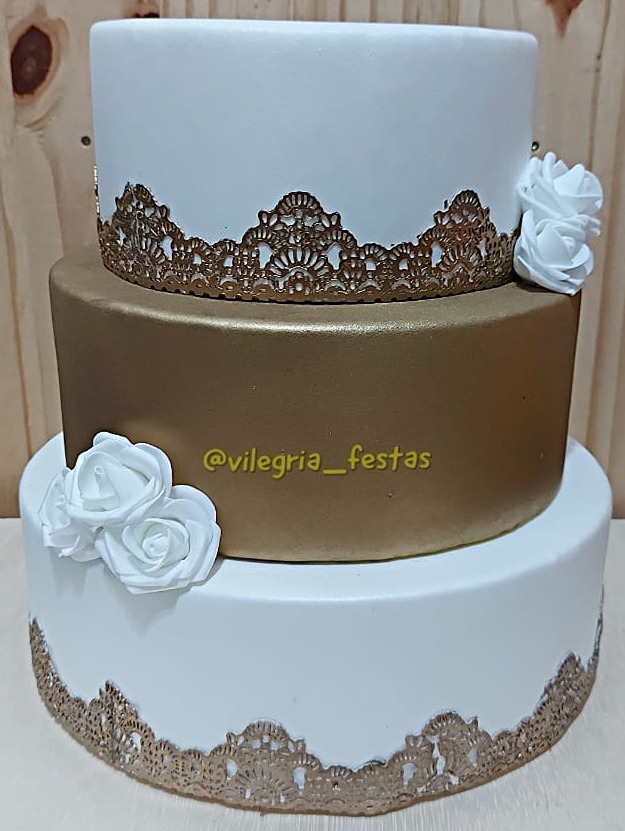 Bolo Fake 3 and Branco E Dourado - Vilegria Festas