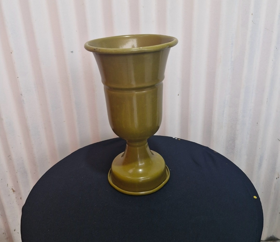 Vaso Dourado Metal Grande - DIVINA BELLAS FESTAS PEGUE E MONTE