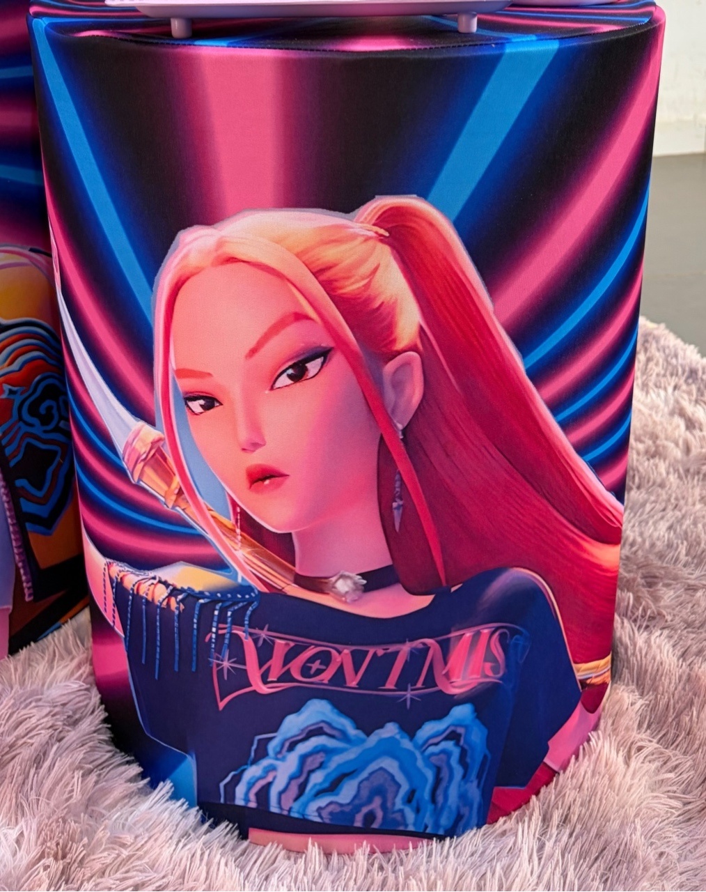 Guerreira K-Pop Capa Cilindro Mira P - DIVINA BELLAS FESTAS PEGUE E MONTE