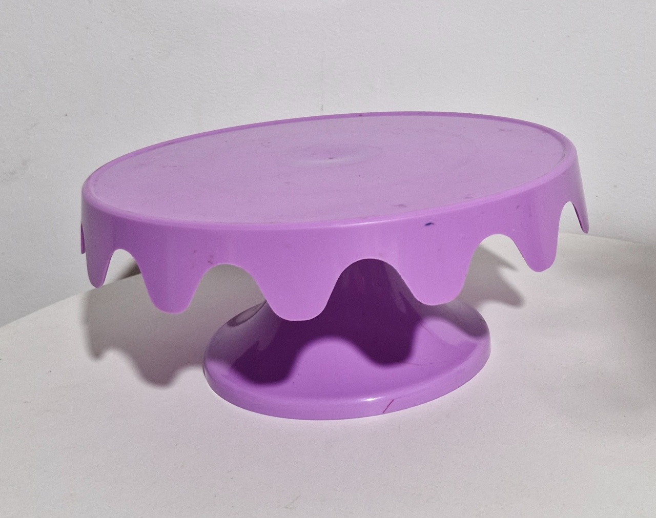 Suporte P/Bolo Lilás Polietileno Babado - DIVINA BELLAS FESTAS PEGUE E MONTE