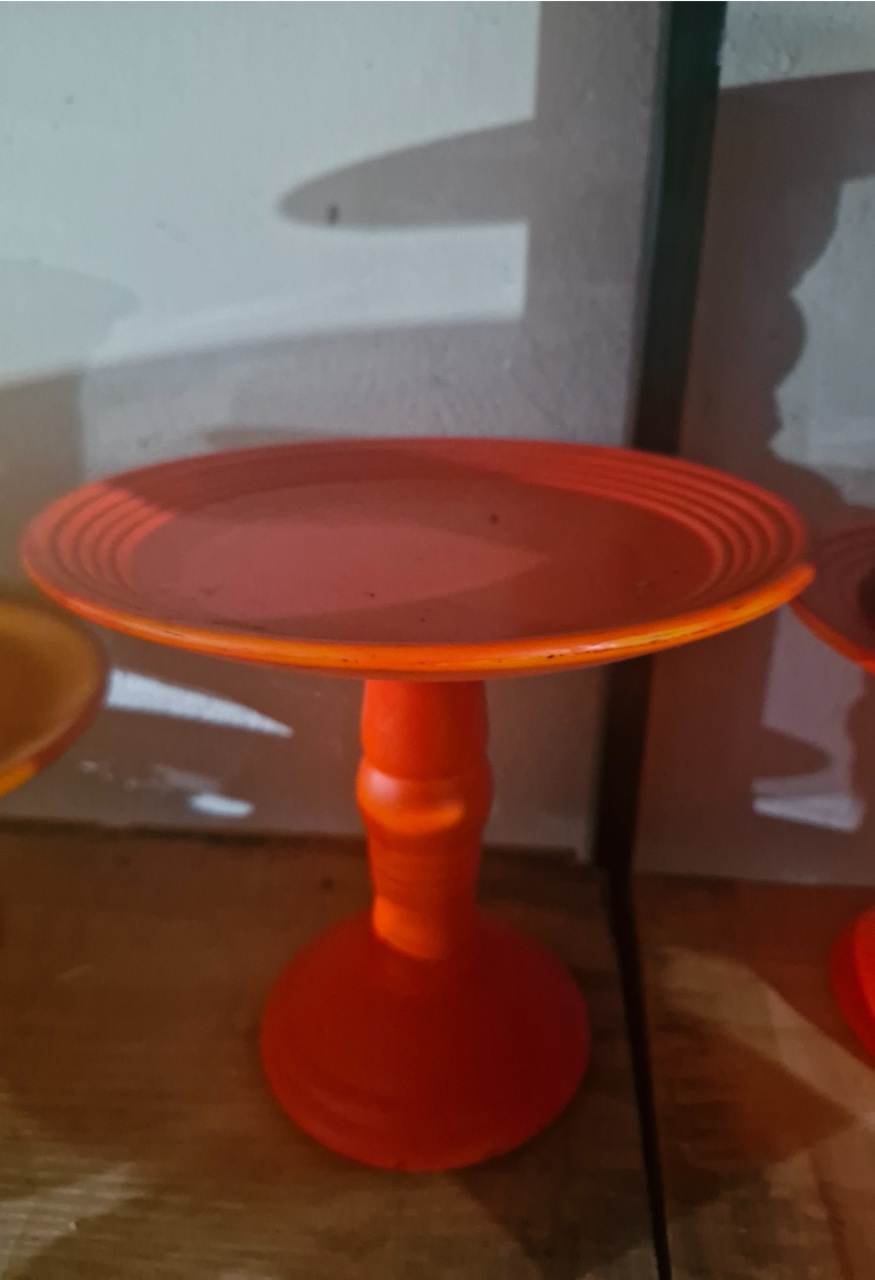 Suporte P/Bolo Laranja Neon Cerâmica - DIVINA BELLAS FESTAS PEGUE E MONTE