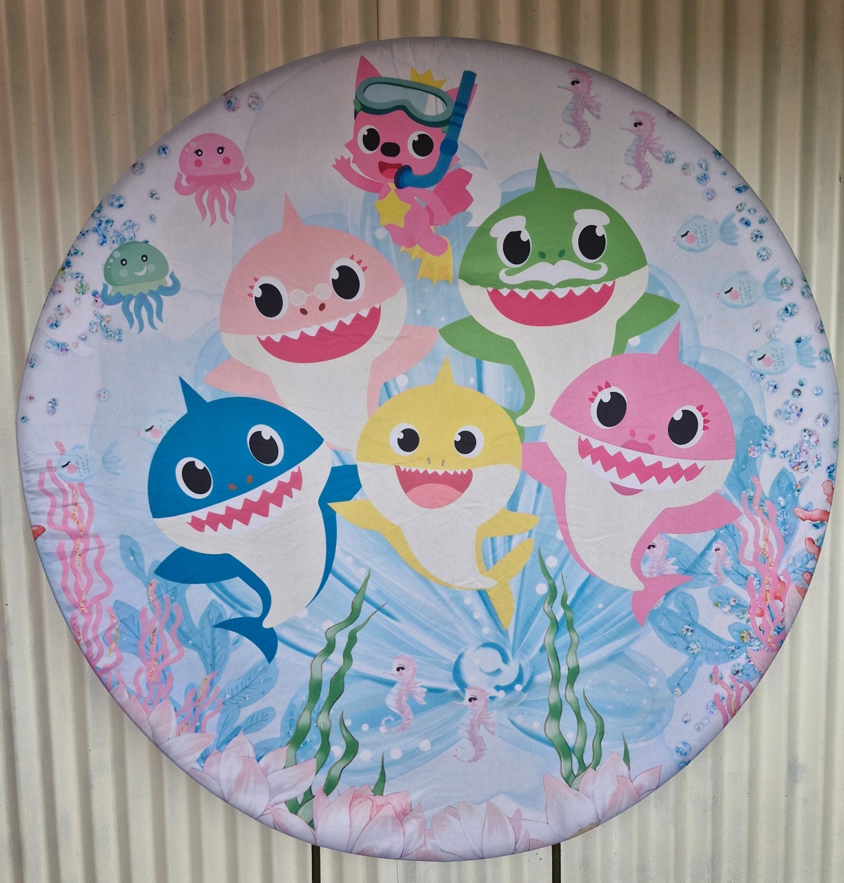 Capa Painel Baby Shark Rosa 1,5 - DIVINA BELLAS FESTAS PEGUE E MONTE