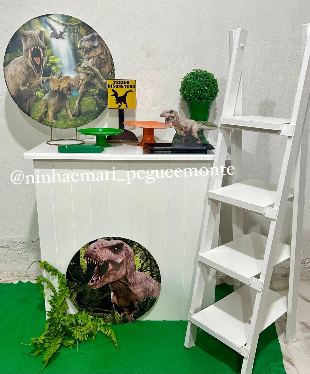 Kit Mesa Acessórios Dinossauro  - N&M-pegue e monte