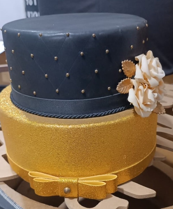 Bolofake Preto Com Dourado - N&M-pegue e monte