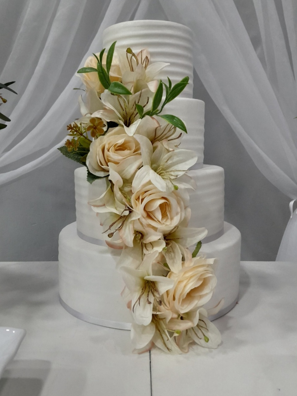 Bolo Fake Branco Casamento - Lili decorações pegue emonte