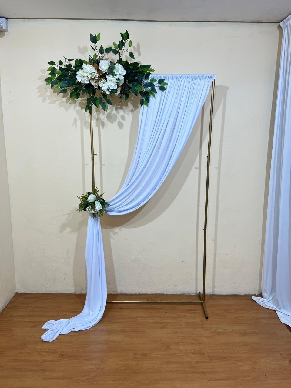Cenários - Painel Branco + Arranjo Floral  - PEGUE E MONTE CATALAGO VEM FESTEJAR PALMAS