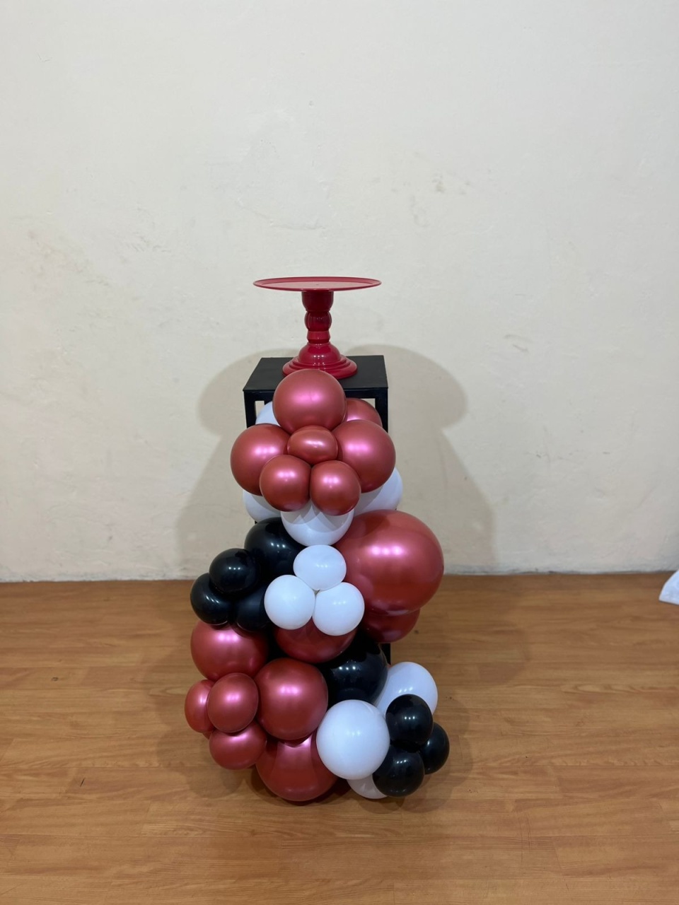 Kit Compacto - Mesa 80X30 + Boleira  + 1 Cor de Balão Cromado - PEGUE E MONTE CATALAGO VEM FESTEJAR PALMAS