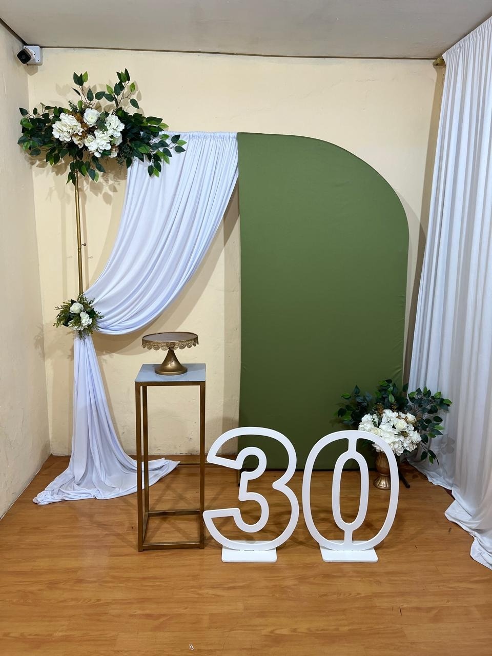Cenario Fotos - Painel Branco E Verde + Arranjo Floral - PEGUE E MONTE CATALAGO VEM FESTEJAR PALMAS