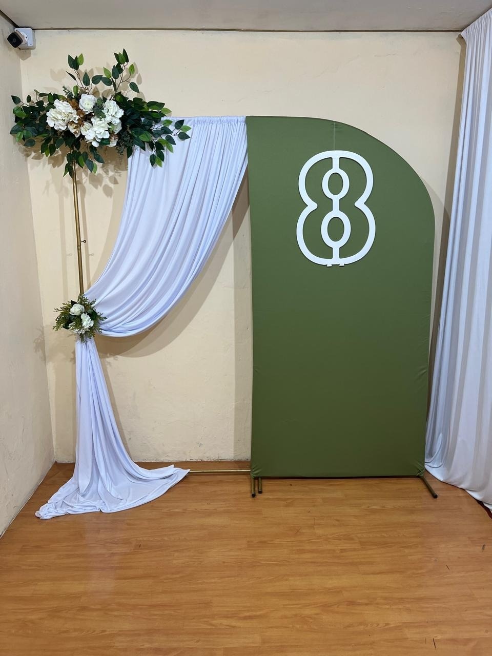 Cenários -  Fotos - Painel Branco E Verde + Arranjo Floral   - PEGUE E MONTE CATALAGO VEM FESTEJAR PALMAS